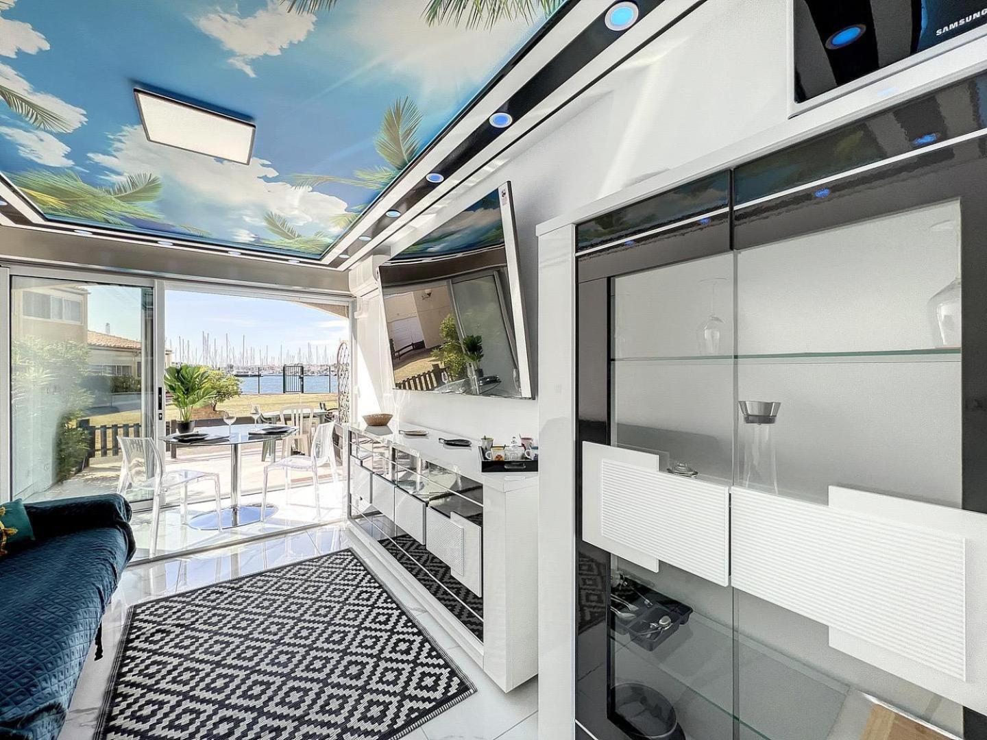 24 Tropic Deluxe Apartment *